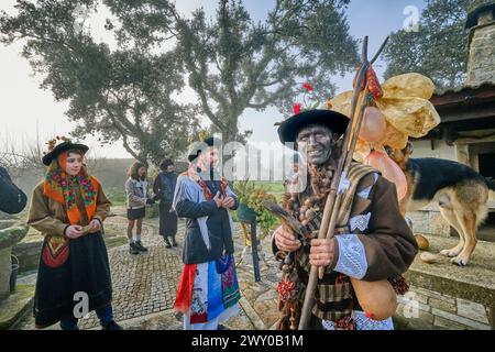 Die Wintersonnenfeste in Vila ChÃ da Braciosa. Die drei Charaktere dieser Feierlichkeiten: Die Figur Velha (die alte Frau), rechts, ist Stockfoto