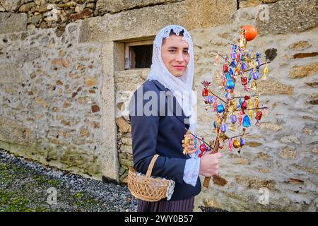 Die weibliche Figur (eine Sécia) wird immer durch einen Jungen repräsentiert. Die Wintersonnenfeier in Tó. Trás-os-Montes, Portugal Stockfoto