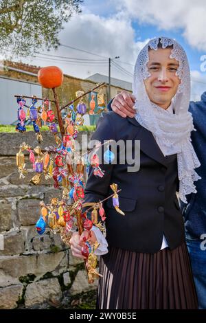 Die weibliche Figur (eine Sécia) wird immer durch einen Jungen repräsentiert. Die Wintersonnenfeier in Tó. Trás-os-Montes, Portugal Stockfoto