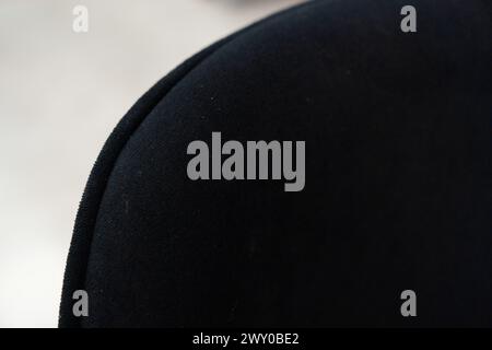 Schwarzer Stoffhintergrund. Schwarzer Stoff für Möbel und Kleidung Stockfoto