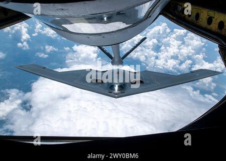 Ein KC-135 Startotanker vom 121st Air Tanking Wing betankt einen Northrop Grumman B-2 Spirit über den Himmel von Missouri, 7. Juni 2023. Stockfoto