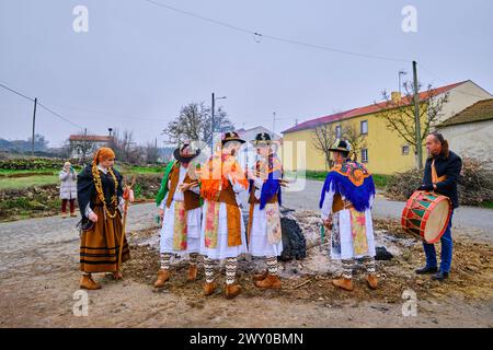 Eine Volksgruppe (Pauliteiros de Miranda), die einen uralten iberischen Krieger-Tanz praktiziert. Traditionelle Winterfeste in Constantim, Miranda do Douro. Stockfoto