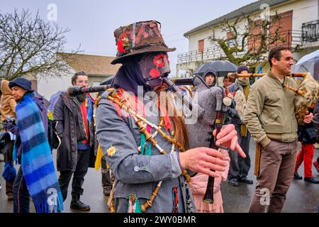 Der „Carocho“, der Charakter, der die Würstchen der Dorfbewohner stiehlt. Traditionelle Winterfeste in Constantim. Miranda do Douro, Trás-os-Monte Stockfoto