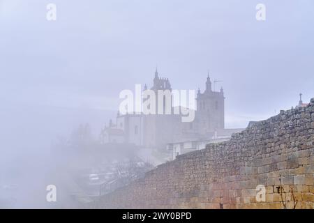 Die Kathedrale der ummauerten Stadt Miranda do Douro im Nebel. Trás-os-Montes, Portugal Stockfoto