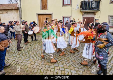 Eine Volksgruppe (Pauliteiros de Miranda), die einen uralten iberischen Krieger-Tanz praktiziert. Traditionelle Winterfeste in Constantim, Miranda do Douro. Stockfoto