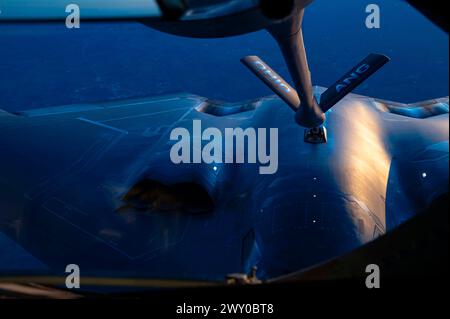 Ein KC-135 Stratotanker vom 121st Air Betanking, Rickenbacker Air National Guard Base, Columbus, Ohio, betankt einen Northrop Grumman B-2 Spirit Stockfoto