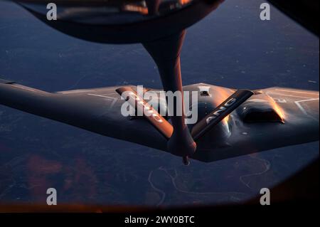 Ein KC-135 Stratotanker vom 121st Air Betanking, Rickenbacker Air National Guard Base, Columbus, Ohio, betankt einen Northrop Grumman B-2 Spirit Stockfoto