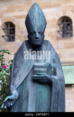 Sexueller Missbrauch in der katholischen Kirche. 07.10.2023, EU, DEU, Deutschland, Nordrhein-Westfalen, Essen: das Essener Münster am Burgplatz in der Innenstadt ist die Bischofskirche des Bistums Essen, auch Ruhrbistum genannt. Die Statue des Gründers des Stifts Essen, Bischof Altfrid. EU, DEU, Deutschland, Nordrhein-Westfalen, Essen: Essen Münster am Burgplatz in der Innenstadt befindet sich die Bischofskirche des Bistums Essen, auch Ruhrdiözese genannt. Die Statue des Gründers der Essener Abtei, Bischof Altfrid. Stockfoto