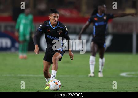 Lima, Peru. April 2024. Sebastian Gonzalez von der LDU de Quito spielte während des CONMEBOL Libertadores Cup am 2. April 2024 im Monumental Stadium in Lima, Peru. (Foto: Miguel Marrufo/PRESSINPHOTO) Credit: PRESSINPHOTO SPORTS AGENCY/Alamy Live News Stockfoto