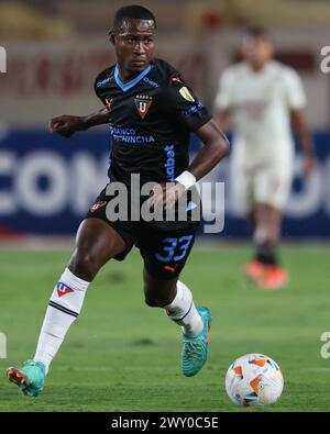 Lima, Peru. April 2024. Leonel Quinonez von der LDU de Quito während des CONMEBOL Libertadores Cup spielte am 2. April 2024 im Monumental Stadium in Lima, Peru. (Foto: Miguel Marrufo/PRESSINPHOTO) Credit: PRESSINPHOTO SPORTS AGENCY/Alamy Live News Stockfoto