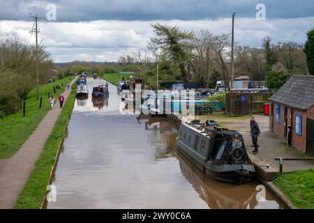 Schmalboote, die den Shropshire Union Canal in Nantwich Cheshire besuchen und vorbeifahren. Stockfoto