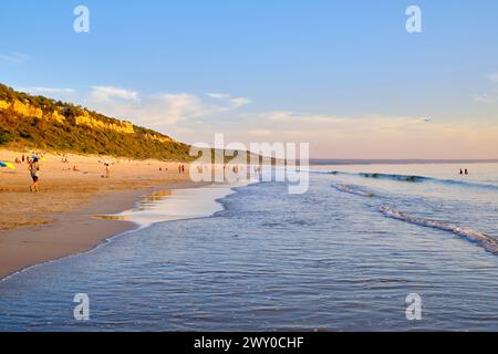 Ruhige Strände entlang der geschützten Landschaft der fossilen Klippen der Costa de Caparica. Fonte da Telha, Almada. Portugal Stockfoto