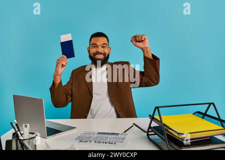 Ein Mann im Anzug sitzt an einem Schreibtisch, hält eine Karte in der Hand, mit einem nachdenklichen Gesichtsausdruck. Stockfoto