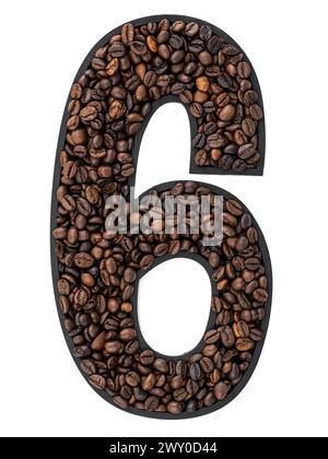 Nummer 6 aus gerösteten Kaffeebohnen auf weißem isoliertem Hintergrund. Stockfoto