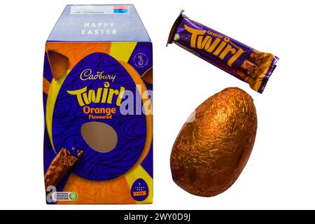 Cadbury Twirl Orange Ostereier Box mit Folie umwickelt Osterei und Twirl Schokoladenriegel entfernt von Verpackung isoliert auf weißem Hintergrund Stockfoto