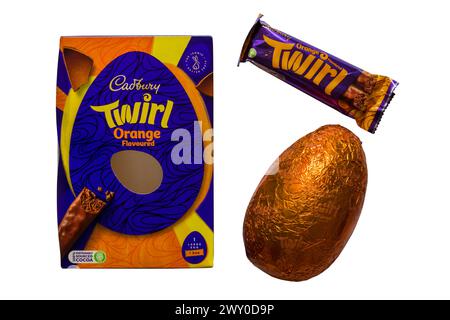 Cadbury Twirl Orange Ostereier Box mit Folie umwickelt Osterei und Twirl Schokoladenriegel entfernt von Verpackung isoliert auf weißem Hintergrund Stockfoto