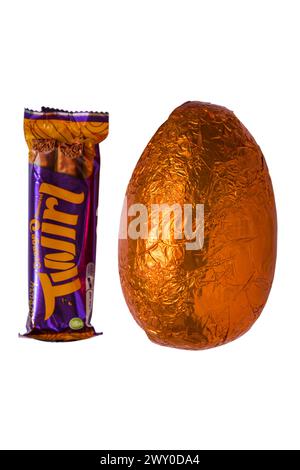 Cadbury Twirl Orange Ostereierfolie verpackt und Twirl Schokoladenriegel isoliert auf weißem Hintergrund Stockfoto