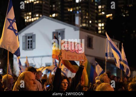 Menschen protestieren gegen die israelische Regierung und fordern den sofortigen Rücktritt von Netanjahu, Tel Aviv, Israel, März 2024 Stockfoto