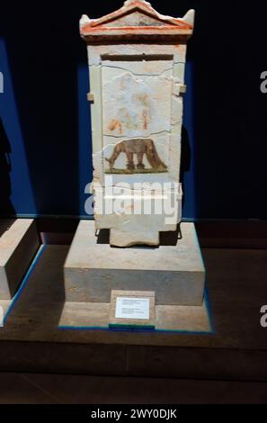 Das Museum der königlichen Gräber von Aigai (Vergina), Griechenland, dreht sich um die königlichen Gräber, die vom antiken Königreich Mazedonien in Aigai errichtet wurden. Stockfoto