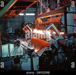 Die Sozialistische Republik Rumänien in den 1970er Jahren Metallblechmaschine in einer staatlichen Fabrik. Stockfoto