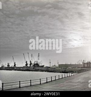 Blick auf einen großen Hafen in der Sozialistischen Republik Rumänien, in den 1970er Jahren Stockfoto