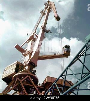 Die Sozialistische Republik Rumänien in den 1970er Jahren Ich suche einen großen Mobilkran im Hafen von Constanta. Stockfoto