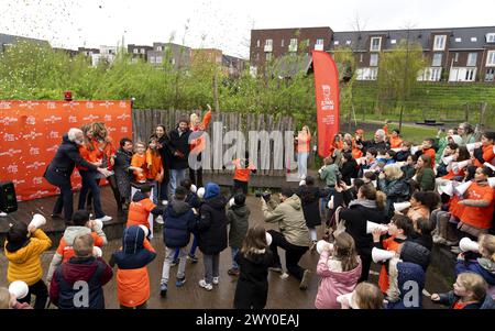 UTRECHT - der Auftakt von Het Buitenspeelalarm von Jantje Beton auf dem Naturspielplatz de Hoef. Laut Jantje Beton sind die neuesten Forschungsergebnisse zum Outdoor-Spiel so hoch, dass der Outdoor-Spielalarm gestartet wurde, um ein starkes Signal gegen die drohende Indoor-Sitzgeneration zu senden. ANP SANDER KONING niederlande aus - belgien aus Stockfoto