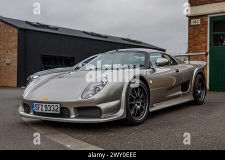 2003 Noble M12 GTO-3R, ausgestellt auf der Motorsport-Versammlung im Bicester Heritage Centre am 31. März 2024. Stockfoto