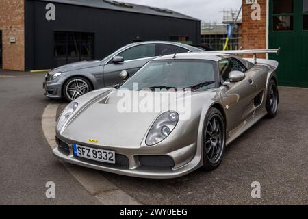 2003 Noble M12 GTO-3R, ausgestellt auf der Motorsport-Versammlung im Bicester Heritage Centre am 31. März 2024. Stockfoto