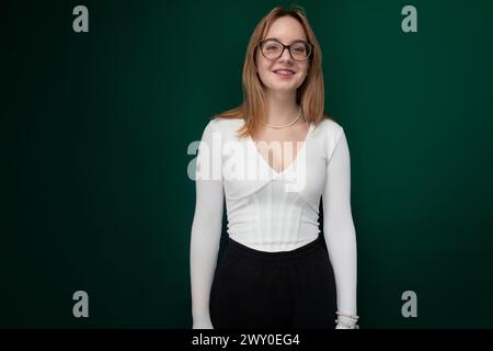 Frau in weißem Oberteil und schwarzer Hose Stockfoto