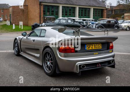 2003 Noble M12 GTO-3R, ausgestellt auf der Motorsport-Versammlung im Bicester Heritage Centre am 31. März 2024. Stockfoto