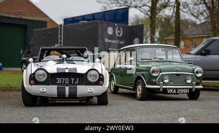 1963 Triumph TR4 & 1970 Austin Mini Cooper S, ausgestellt auf der Motorsport-Versammlung im Bicester Heritage Centre am 31. März 2024. Stockfoto