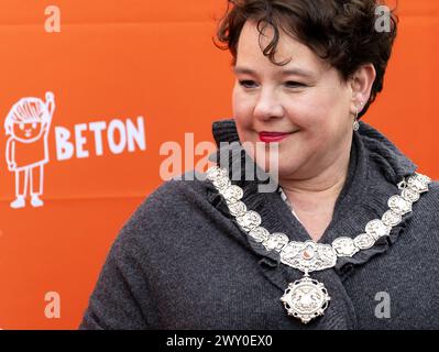 UTRECHT - Bürgermeister von Utrecht Sharon Dijksma während des Auftakts von Het Buitenspeelalarm von Jantje Beton auf dem de Hoef Naturspielplatz. Laut Jantje Beton sind die neuesten Forschungsergebnisse zum Outdoor-Spiel so hoch, dass der Outdoor-Spielalarm gestartet wurde, um ein starkes Signal gegen die drohende Indoor-Sitzgeneration zu senden. ANP SANDER KONING niederlande aus - belgien aus Stockfoto