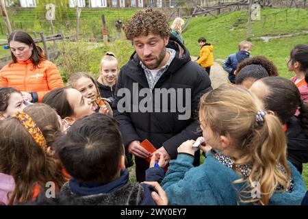 UTRECHT - Meister Jesper (Jesper Hesseling) beim Auftakt von Het Buitenspeelalarm von Jantje Beton auf dem de Hoef Naturspielplatz. Laut Jantje Beton sind die neuesten Forschungsergebnisse zum Outdoor-Spiel so hoch, dass der Outdoor-Spielalarm gestartet wurde, um ein starkes Signal gegen die drohende Indoor-Sitzgeneration zu senden. ANP SANDER KONING niederlande aus - belgien aus Stockfoto