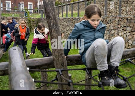 UTRECHT: Kinder spielen während des Auftakts von Het Buitenspeelalarm von Jantje Beton auf dem Naturspielplatz de Hoef. Laut Jantje Beton sind die neuesten Forschungsergebnisse zum Outdoor-Spiel so hoch, dass der Outdoor-Spielalarm gestartet wurde, um ein starkes Signal gegen die drohende Indoor-Sitzgeneration zu senden. ANP SANDER KONING niederlande aus - belgien aus Stockfoto