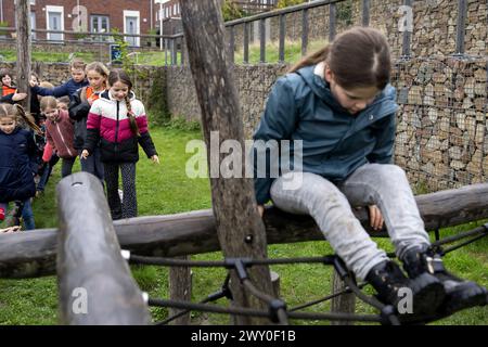 UTRECHT: Kinder spielen während des Auftakts von Het Buitenspeelalarm von Jantje Beton auf dem Naturspielplatz de Hoef. Laut Jantje Beton sind die neuesten Forschungsergebnisse zum Outdoor-Spiel so hoch, dass der Outdoor-Spielalarm gestartet wurde, um ein starkes Signal gegen die drohende Indoor-Sitzgeneration zu senden. ANP SANDER KONING niederlande aus - belgien aus Stockfoto