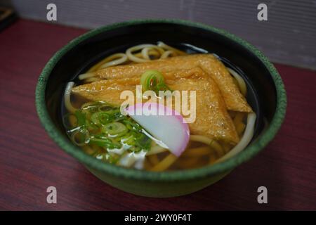 Udon im japanischen Stil mit großen Tofu-Stücken Stockfoto