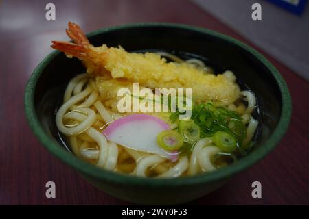 Japanische Udon-Nudeln mit Shrimps Tempura in einer Schüssel Stockfoto