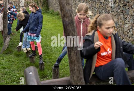 UTRECHT: Kinder spielen während des Auftakts von Het Buitenspeelalarm von Jantje Beton auf dem Naturspielplatz de Hoef. Laut Jantje Beton sind die neuesten Forschungsergebnisse zum Outdoor-Spiel so hoch, dass der Outdoor-Spielalarm gestartet wurde, um ein starkes Signal gegen die drohende Indoor-Sitzgeneration zu senden. ANP SANDER KONING niederlande aus - belgien aus Stockfoto