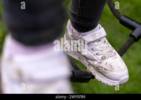 UTRECHT: Kinder spielen während des Auftakts von Het Buitenspeelalarm von Jantje Beton auf dem Naturspielplatz de Hoef. Laut Jantje Beton sind die neuesten Forschungsergebnisse zum Outdoor-Spiel so hoch, dass der Outdoor-Spielalarm gestartet wurde, um ein starkes Signal gegen die drohende Indoor-Sitzgeneration zu senden. ANP SANDER KONING niederlande aus - belgien aus Stockfoto