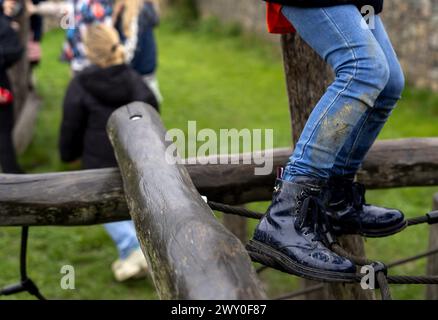 UTRECHT: Kinder spielen während des Auftakts von Het Buitenspeelalarm von Jantje Beton auf dem Naturspielplatz de Hoef. Laut Jantje Beton sind die neuesten Forschungsergebnisse zum Outdoor-Spiel so hoch, dass der Outdoor-Spielalarm gestartet wurde, um ein starkes Signal gegen die drohende Indoor-Sitzgeneration zu senden. ANP SANDER KONING niederlande aus - belgien aus Stockfoto