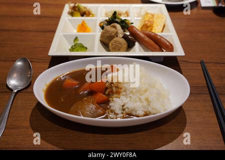 Reis mit Curry und Fleischbällchen in einem japanischen Restaurant Stockfoto