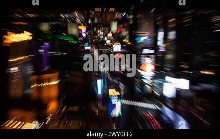 Zusammenfassung der Leute, die Spielautomaten im Kasino spielen Stockfoto