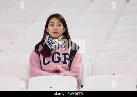 London, Großbritannien. April 2024. Tottenham, hotspur-Fan während des Premier League-Spiels im London Stadium. Der Bildnachweis sollte lauten: Paul Terry/Sportimage Credit: Sportimage Ltd/Alamy Live News Stockfoto