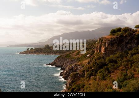 Paradies meer Bucht mit azurblauem Wasser und Strand Blick von der Küste weg von Zingaro Naturpark, zwischen San Vito lo Capo und Scopello, Trapani p Stockfoto