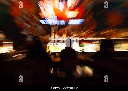 Zusammenfassung der Leute, die Spielautomaten im Kasino spielen Stockfoto