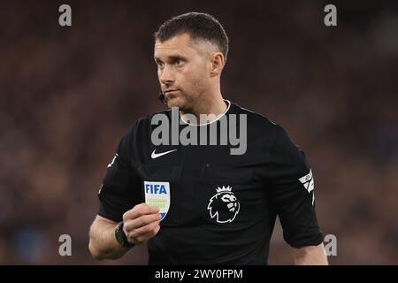 London, Großbritannien. April 2024. Schiedsrichter John Brooks während des Spiels der Premier League im London Stadium. Der Bildnachweis sollte lauten: Paul Terry/Sportimage Credit: Sportimage Ltd/Alamy Live News Stockfoto