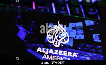 Viersen, Deutschland - 1. April. 2024: Smartphone-Bildschirm auf Computertastatur mit Logo-Schriftzug von Al Jazeera arab Television america Stockfoto