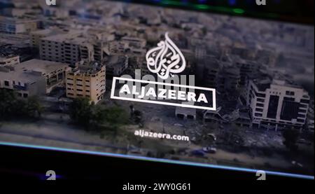 Viersen, Deutschland - 1. April. 2024: Smartphone-Bildschirm auf Computertastatur mit Logo-Schriftzug des arabischen Fernsehens Al Jazeera mit Gaza-Israel-Konflikt Stockfoto