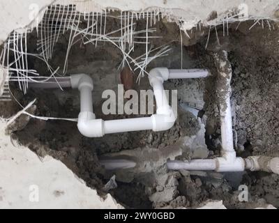 Rohrleitungen aus Polypropylen in der Wand. Neubau des Badezimmers oder der Küche, Installation von Kunststoffrohren in der Wand Stockfoto